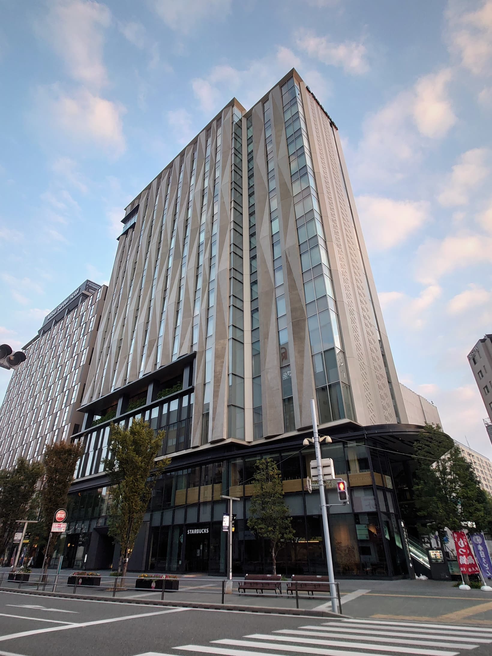 호텔 결제 전 객실 조건을 확인하는 예시 숙소인 더 블라썸 하카타 프리미어 외관