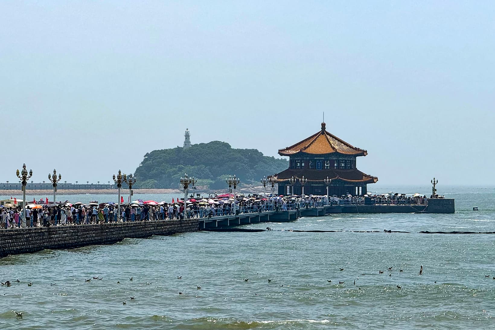 칭다오 잔교(棧橋)와 후이란거, 뒤편 샤오칭다오